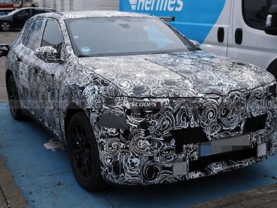 宝马新世代iX1谍照首现：全新设计亮相 五边形大屏引领座舱新体验-知创网